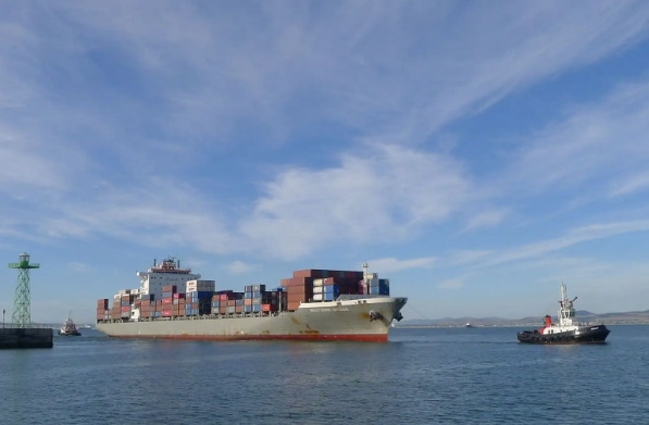 深圳港口作為中國非常繁忙的港口之一，其貨代業務也得到了蓬勃發展